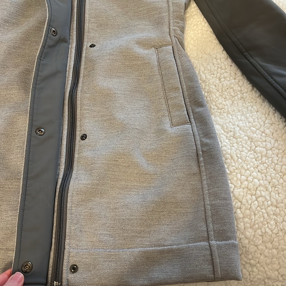 EUC LULULEMON/Ivivva Gray Rock the Rain Jacket - Picture 4 of 6